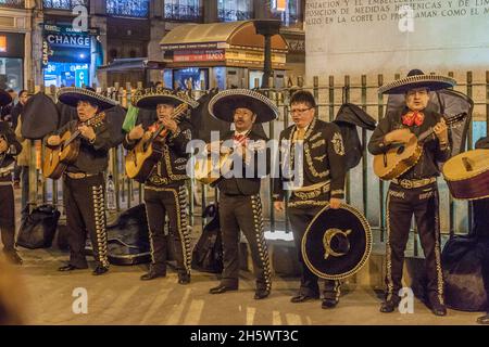 MADRID, SPANIEN - 21. OKTOBER 2017: Mariachi-Gruppe auf dem Platz Puerta del Sol in Madrid. Stockfoto