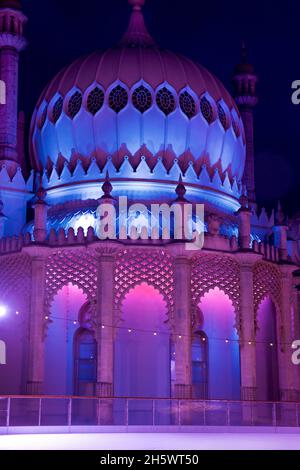 Pavillon Kaleidescope. Der Royal Pavilion, Brighton, wurde von farbigen LED-Aufbauten hinter der Eislaufbahn im Pavilion-Garten beleuchtet. Brighton, East Sussex, England, Großbritannien Stockfoto