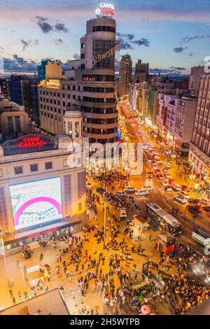 MADRID, SPANIEN - 22. OKTOBER 2017: Abend in der Calle Gran Via, Plaza del Callao und Carrion Building in Madrid Stockfoto