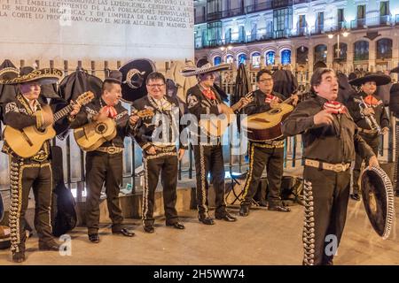 MADRID, SPANIEN - 24. OKTOBER 2017: Mariachi-Gruppe auf dem Platz Puerta del Sol in Madrid. Stockfoto