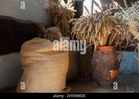 Säcke aus gemahlenen Brotsorten stehen neben einem Krug mit Brotscheiben. Stockfoto