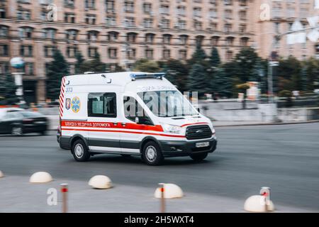 Ukraine, Kiew - 2. Juni 2021: Rettungswagen Ford Econoline Auto bewegt sich auf der Straße. Redaktionell Stockfoto