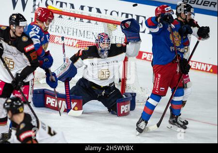 Krefeld, Deutschland. November 2021. Eishockey: Deutschland Cup, Deutschland - Russland, Gruppenphase, 1. Spieltag. Deutschlands Torwart Andreas Jenike (M) im Einsatz. Quelle: Bernd Thissen/dpa/Alamy Live News Stockfoto