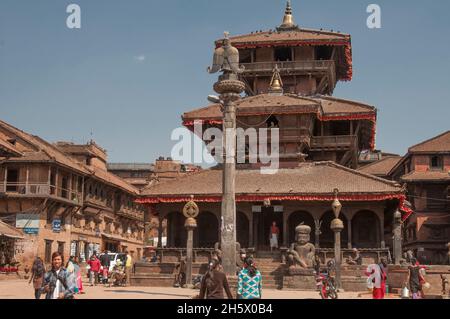 Hindu- und buddhistische Tempel umschließen Dattratraya oder den Durbar-Platz in der alten Stadt Bhaktapur (Bhadgaon) im Kathmandu-Tal in Nepal Stockfoto
