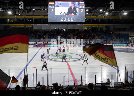 Krefeld, Deutschland. November 2021. Eishockey: Deutschland Cup, Deutschland - Russland, Gruppenphase, 1. Spieltag. Deutsche Flaggen werden vor dem Spiel geflogen. Quelle: Bernd Thissen/dpa/Alamy Live News Stockfoto