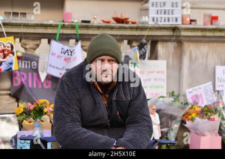 London, Großbritannien. November 2021. Richard Ratcliffe, Ehemann von Nazanin Zaghari-Ratcliffe, einem britischen Iraner, der seit 2016 im Iran festgehalten wird, wurde am 19. Tag seines Hungerstreiks in London gegenüber dem Auswärtigen Amt, dem Commonwealth- und Entwicklungsbüro gesehen. Kredit: SOPA Images Limited/Alamy Live Nachrichten Stockfoto