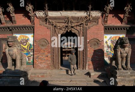 55 Königlicher Palast mit Fenstern auf dem Durbar-Platz im Herzen der alten Stadt Patan (Lalitpur) im Kathmandu-Tal, Nepal Stockfoto