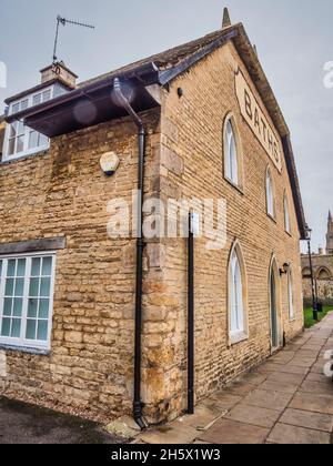 Bunte Straßenszene im Old Bath House in der Stadt Stamford in Lincolnshire, die für ihre engen Straßen und die georgische Architektur berühmt ist Stockfoto