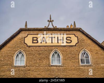 Bunte Straßenszene im Old Bath House in der Stadt Stamford in Lincolnshire, die für ihre engen Straßen und die georgische Architektur berühmt ist Stockfoto