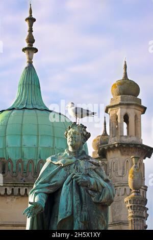 Statue des englischen Monarchen König George IV., ehemals Price Regent, mit einer Möwe auf dem Kopf. Vor dem Nordtor zu den Royal Pavilion Gardens. Die Bronzestatue von Sir Francis Chantry wurde 1828 enthüllt. English Heritage Legacy ID: 480510 Stockfoto