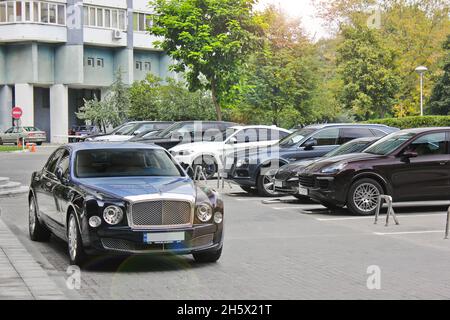 September 2017; Ukraine, Kiew. Zweifarbiger Bentley in der Nähe des Einkaufszentrums. Bentley Mulsanne Speed. Eine persönliche Limousine wartet. Das königliche Auto Stockfoto