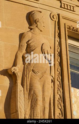 Stein geschnitzte Basreliefdekoration der wahrscheinlichen 'Navigation' auf der 1905 Godfrey Pinkerton denkmalgeschützten Gebäudefassade der National Westminster Bank an der Ecke von Pavilion Buildings und North Street, Brighton, East Sussex, England, Großbritannien. Die Konzentration der Bankgebäude entlang der North Street ist ein besonderes Merkmal der Gegend; von Antram & Morrice als Ôits architektonischen Stil' der North Street identifiziert und im Gegensatz zu anderen Teilen des Stadtzentrums. Die erste Bank in Brighton wurde 103 in der 1787 North Street eröffnet. Stockfoto