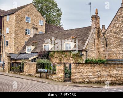 Bunte Straßenszene in der Lincolnshire-Stadt Stamford, die für ihre enge Straße mit buffigen Steingebäuden und georgianischer Architektur berühmt ist Stockfoto