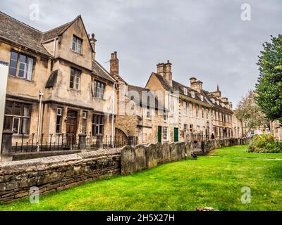 Bunte Straßenszene in der Lincolnshire-Stadt Stamford, die für ihre enge Straße mit buffigen Steingebäuden und georgianischer Architektur berühmt ist Stockfoto