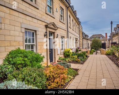 Bunte Straßenszene in der Lincolnshire-Stadt Stamford, die für ihre enge Straße mit buffigen Steingebäuden und georgianischer Architektur berühmt ist Stockfoto