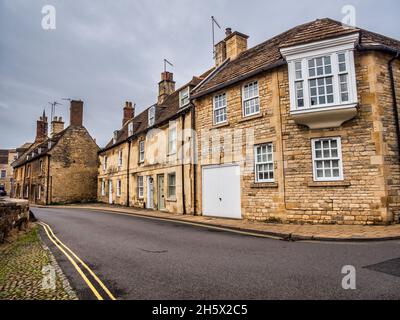 Bunte Straßenszene in der Lincolnshire-Stadt Stamford, die für ihre enge Straße mit buffigen Steingebäuden und georgianischer Architektur berühmt ist Stockfoto