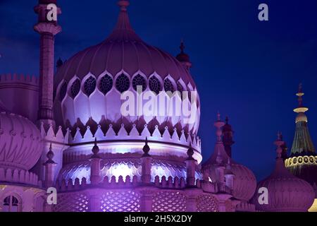 Pavillon Kaleidescope. Der Royal Pavilion, Brighton, wurde mit farbigen LED-Leuchtdioden beleuchtet. Brighton, East Sussex, England, Großbritannien Stockfoto