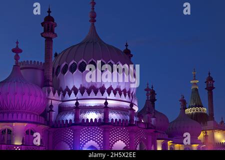 Pavillon Kaleidescope. Der Royal Pavilion, Brighton, wurde mit farbigen LED-Leuchtdioden beleuchtet. Brighton, East Sussex, England, Großbritannien Stockfoto