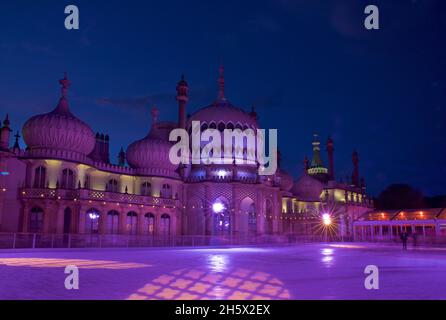 Pavillon Kaleidescope. Der Royal Pavilion, Brighton, wurde von farbigen LED-Aufbauten hinter der Eislaufbahn im Pavilion-Garten beleuchtet. Brighton, East Sussex, England, Großbritannien Stockfoto