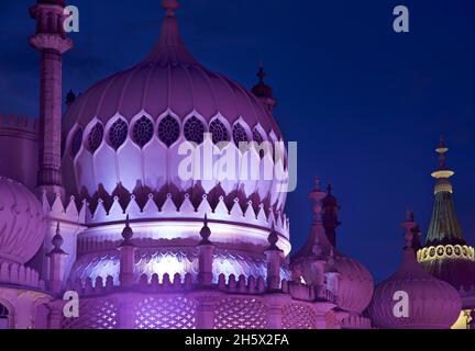 Pavillon Kaleidescope. Der Royal Pavilion, Brighton, wurde mit farbigen LED-Leuchtdioden beleuchtet. Brighton, East Sussex, England, Großbritannien Stockfoto