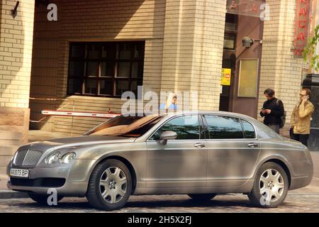 Kiew, Ukraine - 3. Mai 2019: Bentley Continental Flying Spur in der Stadt Stockfoto