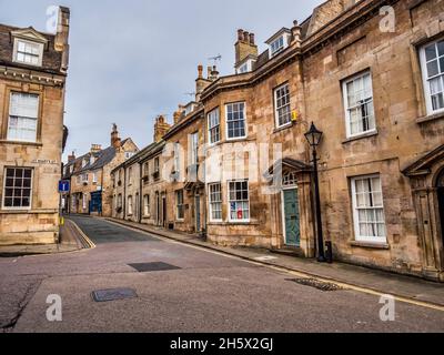 Bunte Straßenszene in der Lincolnshire-Stadt Stamford, die für ihre enge Straße mit buffigen Steingebäuden und georgianischer Architektur berühmt ist Stockfoto