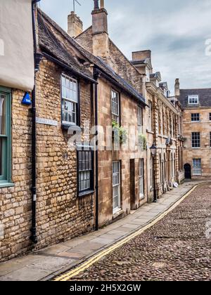 Bunte Straßenszene in der Lincolnshire-Stadt Stamford, die für ihre enge Straße mit buffigen Steingebäuden und georgianischer Architektur berühmt ist Stockfoto