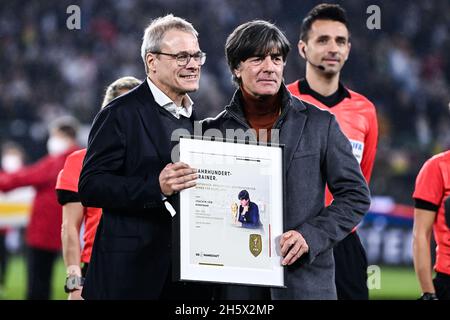 Wolfsburg, Deutschland. November 2021. Fußball: Nationalmannschaft, WM-Qualifikation, Gruppenphase, Gruppe J, Spieltag 9, Deutschland - Liechtenstein in der Volkswagen Arena. Der ehemalige Nationaltrainer Joachim Löw erhält bei seiner Abschiedszeremonie zusammen mit Peter Peters (l.), Vizepräsident des DFB, eine Urkunde. Quelle: Markus Gilliar/GES-Sportfoto/Pool/dpa/Alamy Live News Stockfoto