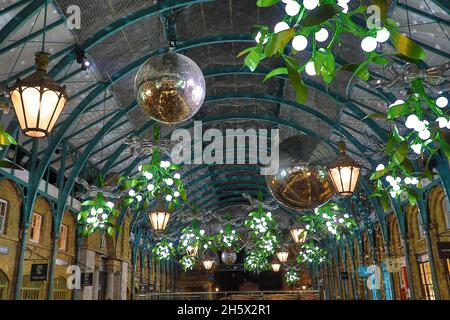 London, Großbritannien. November 2021. Covent Garden Christmas Decorations in London, England with a Kugeln and Misteloe Theme Credit: Paul Brown/Alamy Live News Stockfoto