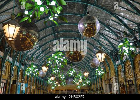 London, Großbritannien. November 2021. Covent Garden Christmas Decorations in London, England with a Kugeln and Misteloe Theme Credit: Paul Brown/Alamy Live News Stockfoto