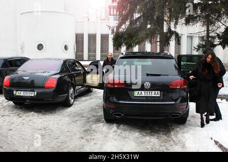 Kiew, Ukraine - 20. Januar 2014: Bentley Continental Flying Spur und Volkswagen Touareg. Sicherheit. Hochzeit. Schöne Menschen. Begleitfahrzeug Stockfoto