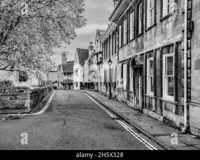 Monochrome Straßenszene in der Lincolnshire-Stadt Stamford, die für ihre enge Straße mit buff-Steingebäuden und georgischer Architektur berühmt ist Stockfoto