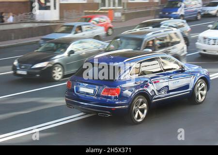 Kiew, UA - 3. Mai 2017: 2017 Bentley Bentayga SUV. Ein englischer Luxus-SUV im Verkehr auf den Straßen der ukrainischen Hauptstadt Stockfoto