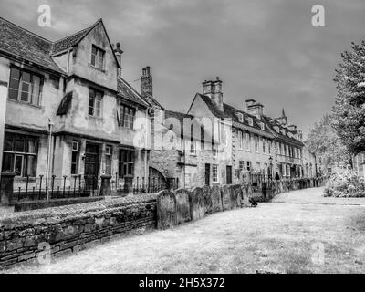 Monochrome Straßenszene in der Lincolnshire-Stadt Stamford, die für ihre enge Straße mit buff-Steingebäuden und georgischer Architektur berühmt ist Stockfoto