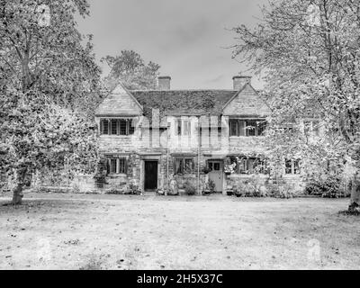 Monochrome Straßenszene in der Lincolnshire-Stadt Stamford, die für ihre enge Straße mit buff-Steingebäuden und georgischer Architektur berühmt ist Stockfoto