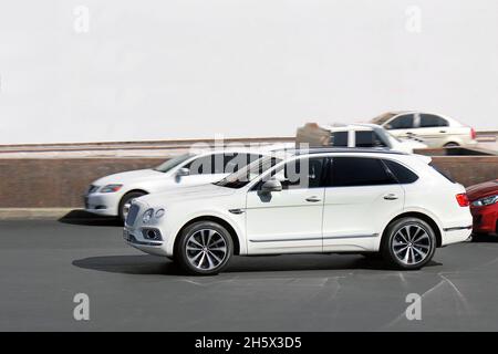 Kiew, UA - 3. Mai 2017: Bentley Bentayga. Weißer englischer SUV Bentley Bentayga in Bewegung Stockfoto