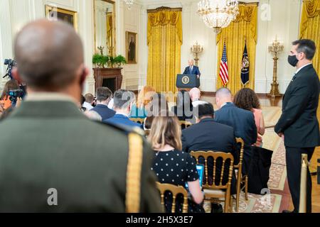 Washington, Usa. 26. August 2021. US-Präsident Joe Biden hält Bemerkungen zu den Terroranschlägen, bei denen 13 US-Dienstmitglieder im Ostraum des Weißen Hauses getötet wurden, am 26. August 2021 in Washington, D.C. Quelle: Adam Schultz/White House Photo/Alamy Live News Stockfoto