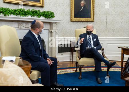 Washington, Usa. 27. August 2021. US-Präsident Joe Biden bei einem bilateralen Treffen mit dem israelischen Premierminister Naftali Bennett im Oval Office des Weißen Hauses am 27. August 2021 in Washington, D.C., Quelle: Adam Schultz/White House Photo/Alamy Live News Stockfoto