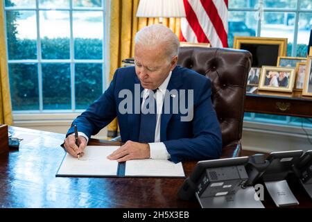 Washington, Usa. 26. August 2021. US-Präsident Joe Biden unterzeichnet die Erklärung zum Tag der Gleichstellung der Frauen im Oval Office des Weißen Hauses am 26. August 2021 in Washington, D.C.. Quelle: Adam Schultz/White House Photo/Alamy Live News Stockfoto