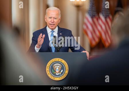 Washington, Usa. 31. August 2021. US-Präsident Joe Biden hält vom Staatlichen Speisesaal des Weißen Hauses am 31. August 2021 in Washington, D.C., eine Rede zur Beendigung des Krieges in Afghanistan. Quelle: Adam Schultz/White House Photo/Alamy Live News Stockfoto