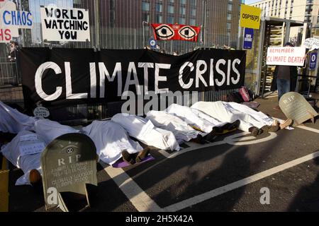 Glasgow, Schottland, Großbritannien. November 2021. Am Gedenktag versammelten sich Klimaaktivisten vor dem Eingang zum COP26-Klimagipfel in Glasgow, um an alle zu erinnern, die aufgrund der Auswirkungen des Klimawandels gestorben sind. (Bild: © Rod Harbinson/ZUMA Press Wire) Stockfoto