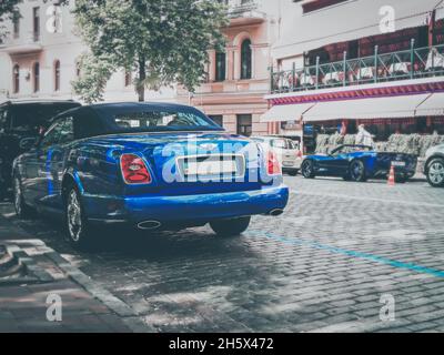 Kiew, Ukraine. 8. April 2017. Bentley Azure und Chevrolet Corvette. Combo-Autos. Luxusautos. Luxus-Cabriolet Stockfoto