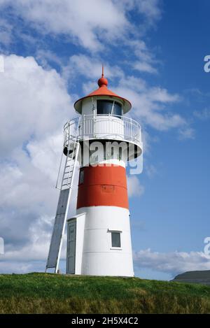 Der Skansin Leuchtturm überragt die Festung in Torshavn, Färöer Stockfoto