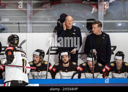 Krefeld, Deutschland. November 2021. Eishockey: Deutschland Cup, Deutschland - Russland, Gruppenphase, 1. Spieltag. Der deutsche Nationaltrainer Toni Söderholm (M) schaut nach oben. Quelle: Bernd Thissen/dpa/Alamy Live News Stockfoto