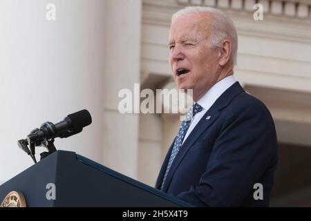 Arlington, Virginia, USA. November 2021. Der Präsident der Vereinigten Staaten, Joe Biden, spricht bei der Zeremonie zur Einhaltung des National Veterans Day im Memorial Amphitheatre auf dem Arlington National Cemetery in Arlington, Virginia, USA, am Donnerstag, den 11. November, 2021. 2021 jährt sich zum hundertsten Mal das Grab des unbekannten Soldaten, das eine letzte Ruhestätte für eines der nicht identifizierten Dienstmitglieder des Ersten Weltkriegs in Amerika darstellt, und 1958 und 1984 wurden Unbekannte aus späteren Kriegen hinzugefügt. Quelle: Oliver Contreras/Pool via CNP/dpa/Alamy Live News Stockfoto