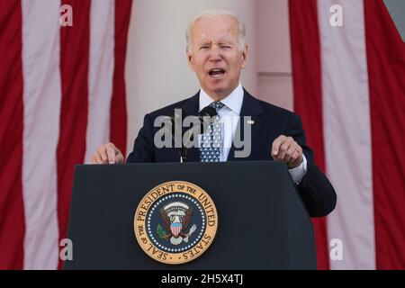 Arlington, Virginia, USA. November 2021. Der Präsident der Vereinigten Staaten, Joe Biden, spricht bei der Zeremonie zur Einhaltung des National Veterans Day im Memorial Amphitheatre auf dem Arlington National Cemetery in Arlington, Virginia, USA, am Donnerstag, den 11. November, 2021. 2021 jährt sich zum hundertsten Mal das Grab des unbekannten Soldaten, das eine letzte Ruhestätte für eines der nicht identifizierten Dienstmitglieder des Ersten Weltkriegs in Amerika darstellt, und 1958 und 1984 wurden Unbekannte aus späteren Kriegen hinzugefügt. Quelle: Oliver Contreras/Pool via CNP/dpa/Alamy Live News Stockfoto