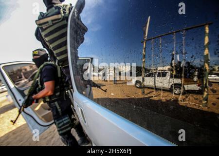 Aktivisten des Islamischen Dschihad in Palästina nehmen am 12. November 2021 an einer antiisraelischen Militärshow im Lager Al-Shujaiya östlich von Gaza-Stadt Teil. Stockfoto