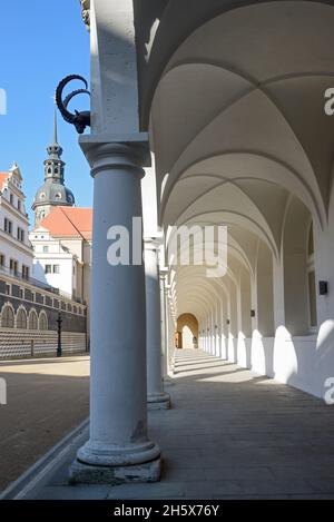 Blick auf die Kolonnade des Stallhofs Hof (Stallhof) in Richtung Kanzleramt, George Gate und Hausmannsturm in Dresden, Sachsen, Deutschland. Stockfoto