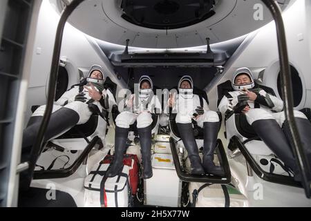 Pensacola, Florida, USA. November 2021. ESA-Astronaut Thomas Pesquet, links, NASA-Astronauten Megan McArthur und Shane Kimbrough, Und der Astronaut der Japan Aerospace Exploration Agency (JAXA), Aki Hoshide, rechts, sind im Raumschiff SpaceX Crew Dragon Endeavour an Bord des Space X GO Navigator zu sehen, kurz nachdem er im Golf von Mexiko vor der Küste von Pensacola gelandet war. Quelle: Aubrey Gemignani/NASA/ZUMA Wire/ZUMAPRESS.com/Alamy Live News Stockfoto