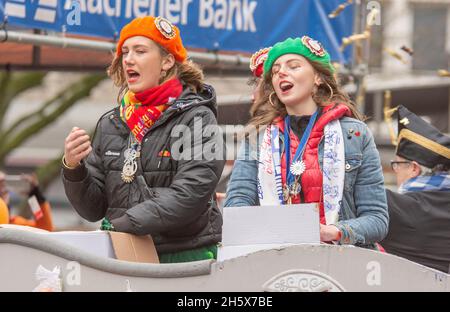 Die Aachener Rosenmontagsprozession im Karneval vor dem historischen Rathaus Stockfoto